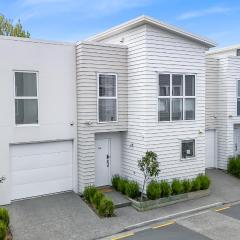 River City Retreat! King Bed & Central - By KOSH BNB