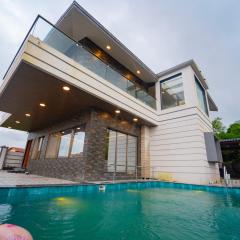 Royal Cabana Lonavla - 6BHK Luxury Villa with Heated pool and Turf