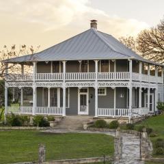 Kingsby Farmhouse - 1BR with 2 Queens & Mountain Views