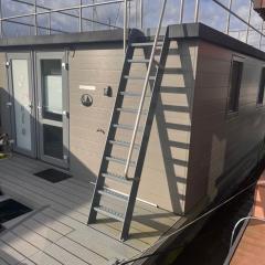 Houseboat Isola