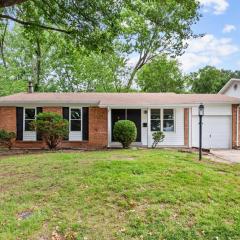 9 Mi to Forest Park Pet-Friendly Home in St Louis