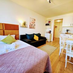 PRAGUE TERRACE VIEW SUITE, 20 Mins to center, FREE Gym, Reception, Parking, Roof Terrace, Game & Party Room