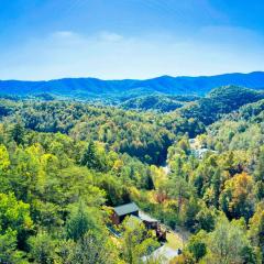 Stunning 5BR cabin with firepit, hot tub, pool table, and mtn view!