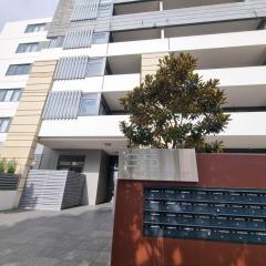 Modern 1 Bedroom apartment with Pool, Gym & Water Views