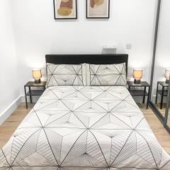 1-BR Flat next to Heathrow Airport London, 3-Beds, Free Parking