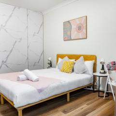 Serene Queen Room - Centrally Located at Gregory Hills - Shared Bathroom