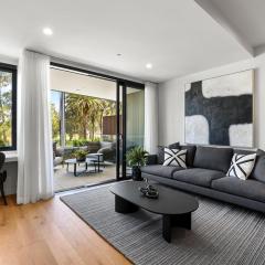 Executive 1 bed opposite Long Reef Golf Course
