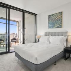 Stunning 2-Bed Apartment with Water Views