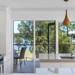 Rivers Edge Oasis -Karuah, Infinity Pool and Private Cinema room