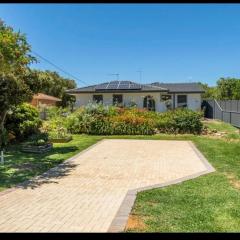 Cozy 3-Bed House in Halls Head