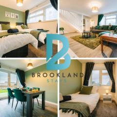 Three Bedroom House by Brookland Stays Serviced Accommodation Short Lets Harlington with Free WiFi