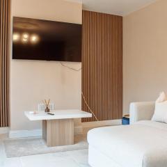 Modern 1-Bed House with Parking Near Kirkstall