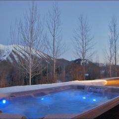 Game Room, Outdoor Hot Tub, Two Kitchens, Perfect For Large Families