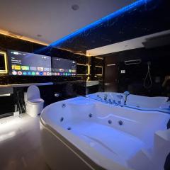 Kandi Suites 2BR with private Jacuzzi 500 Mbps internet