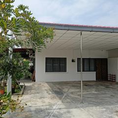 Aloe Vera Homestay - 3 Bed Rooms Corner House