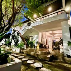 Stylish Apartments - 10 Minutes to Airport & Water Taxi, close to Best Western