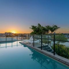 Rooftop Pool and View Stylish 2Bed with Ducted AC