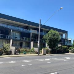 Glen Waverley Modern Apt near Syndal Station