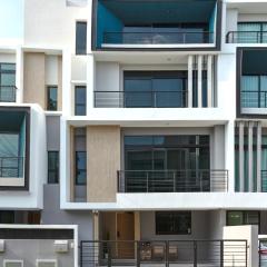 3 Bedroom 3 Bathroom, Luxury Home, Near Ekkamai
