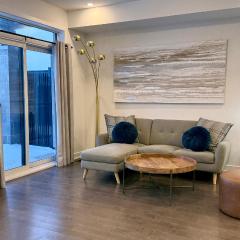 2 Bedroom Modern Home & Close to Airport Downtown
