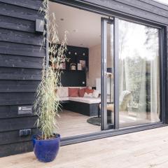 Ultiem ontspannen in luxe en design ingericht tiny house in bosrijke omgeving