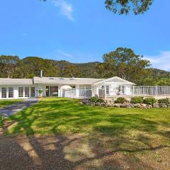 Elegant & Modern Home - Retreat In Gloucester Tranquil Rural Escape With Pool & Views