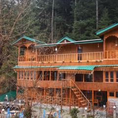 Rustic wood house - A village home stay in Jibhi Valley