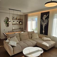 Panoramic balcony 3BD apt with king bed