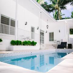 White Cottage Amadeo with Pool and Bonfire
