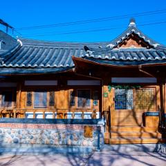 Yeoyeoje - Hanok Accommodation with the atmosphere of Hwaseong Fortress Road in Suwon, a UNESCO World Heritage