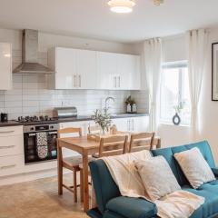 Spacious & Modern 8-Bed Home - Sleeps 13 - Parking