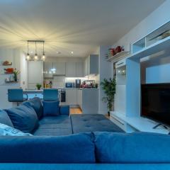 City Center Apt: Harbour Views & Projector Cinema