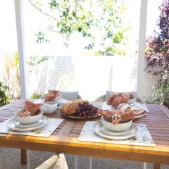 Comfortable Seaside Studio & Courtyard