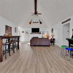 8 Beds! Spacious Abode IDEAL for Larger Groups!