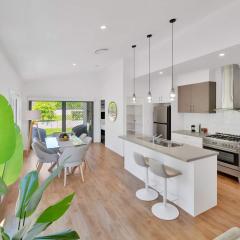 Chic Family Friendly 4BR Retreat Near Redcliffe