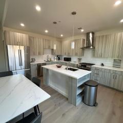 Brand New Spacious Tonwhome 3br 3ba sleeps 9