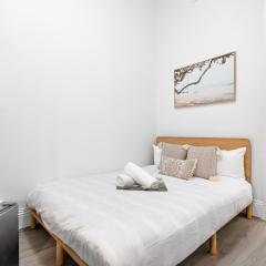 Rustic Double Room - Ideally Located - Shared Bathroom