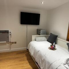Self Contain Summer House Ensuite Room