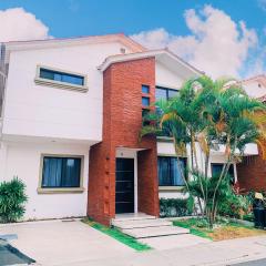 Casa con piscina privada para familias