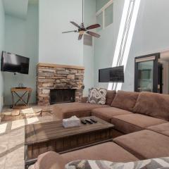 10 Guests 3BR 2BA Large Living Area & Wood Fire