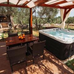 House Stone house with jacuzzi