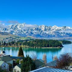Remarkable VIEWS 2 Bedrooms & BIG DECK