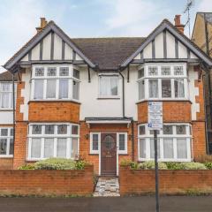 Spacious 5BR Home, Parking, Walk to Windsor