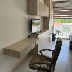 ZONA VIP comodo APARTAMENTO FAMILIAR CON BALCON y hermosa vista a la calle, canal isuto zona equipetrol