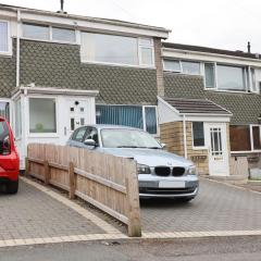 Gainsborough View By N And N Stays, Perfect for Contractor and Workers Visiting Cardiff, Pvt Off Road Parking, Close to Cardiff Bay & international sports village, long stay disc available