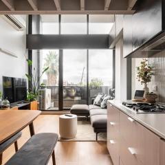 Centrally Located Modern Loft w Free Parking, Infinity Pool, Workspace