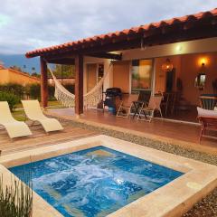 Casa Campestre en zona exclusiva con Jacuzzi, a 10 min del aeropuerto, 20 min parque del café, WiFi, parqueadero privado, vigilancia 24 hrs y amplias zonas sociales
