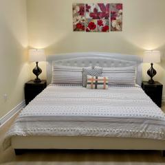 Victoria Family Vacation Home - King Bed Private Yard BBQ Deck Gazebo - 4 Minutes To The Falls