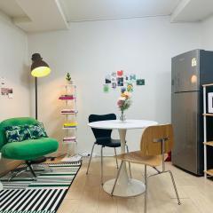 Stay Green, 7 minutes walk from Hongdae Entrance Station and Shinchon Station, spacious separate studio