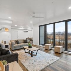 Stunning Waterfront Condo Breathtaking Views 202